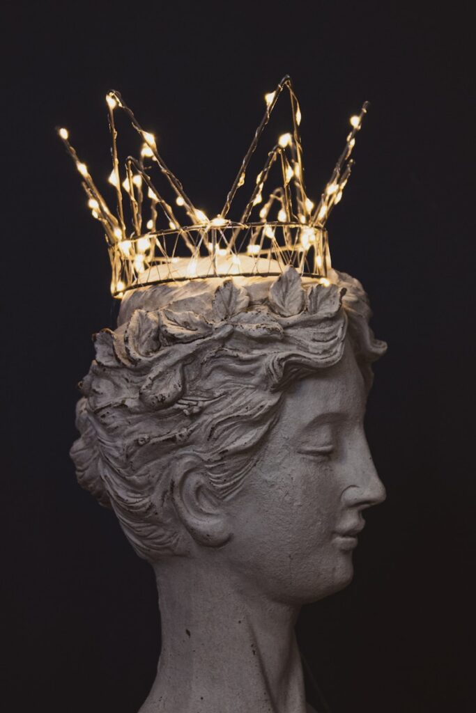 a statue with a crown on top of it